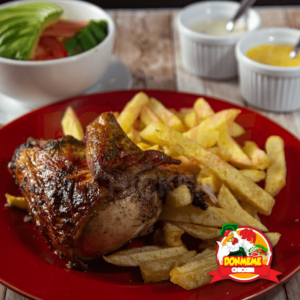 1/4 de pollo con papas, ensalada y cremas